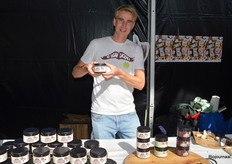 Henk-Jan Broeksma met de nieuwste toevoeging bij No Sugar Daddies: vegan mylk. "Deze hebben we sinds een paar weken."